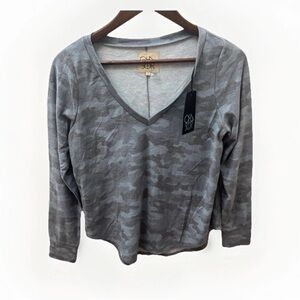 Chaser Blue camo sweater long sleeve size small